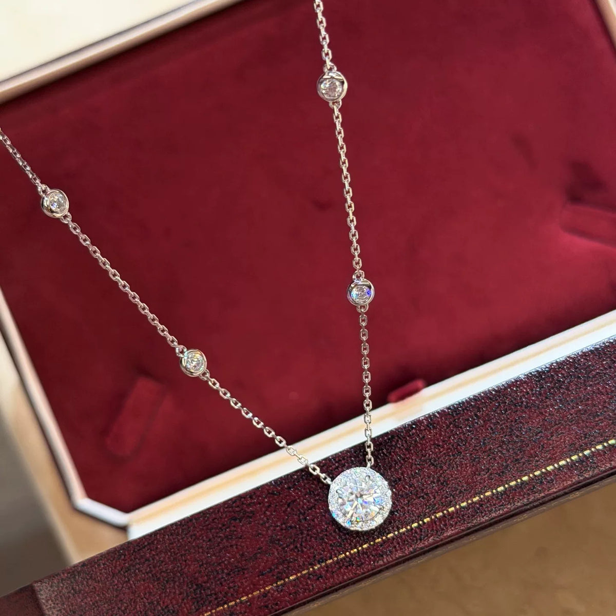 S925 halshband i silver med regndroppe och diamant-halo