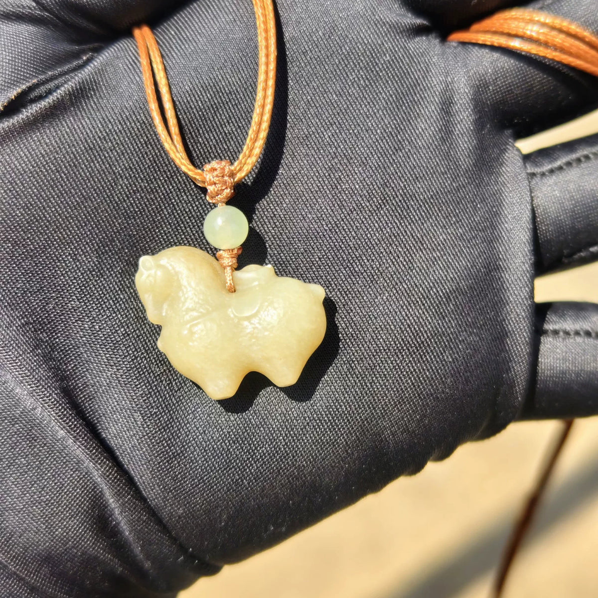Pendentif cheval en jade de Hetian avec cordon de cuir