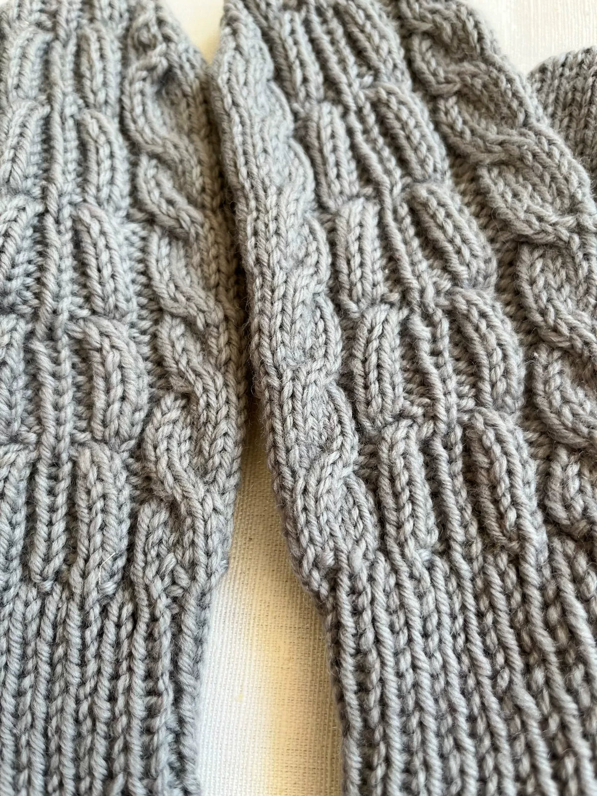 Guantes sin dedos de lana pura tejidos a mano en gris