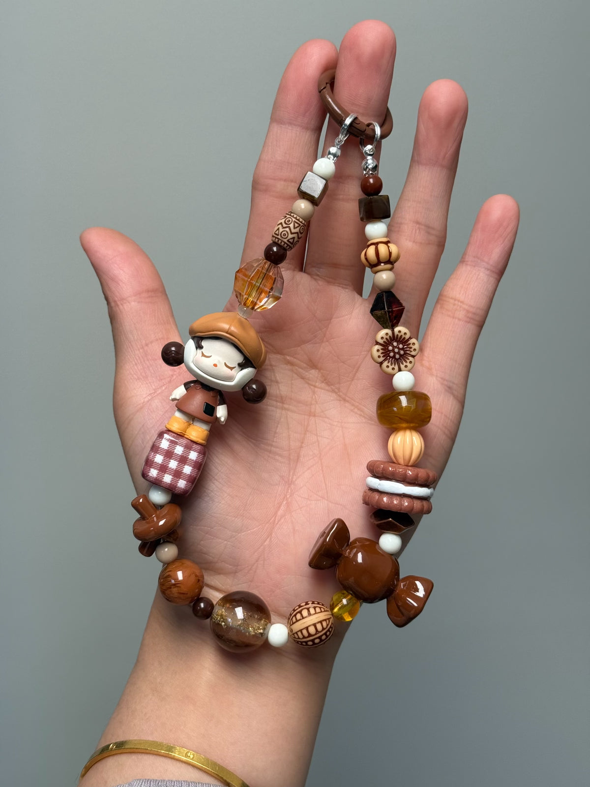 Colgante de cuentas con figura de niña de Coffee Factory