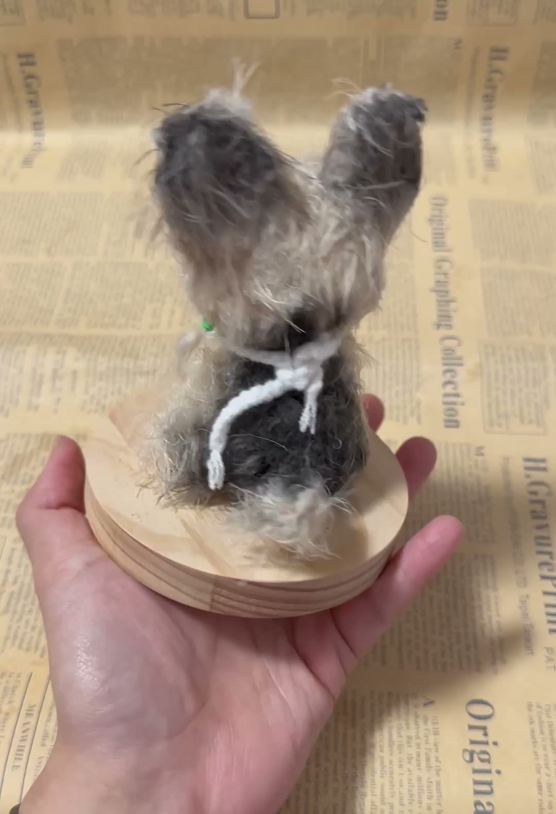 Handgefertigte Plüsch-Hundefigur auf Holz-Sockel