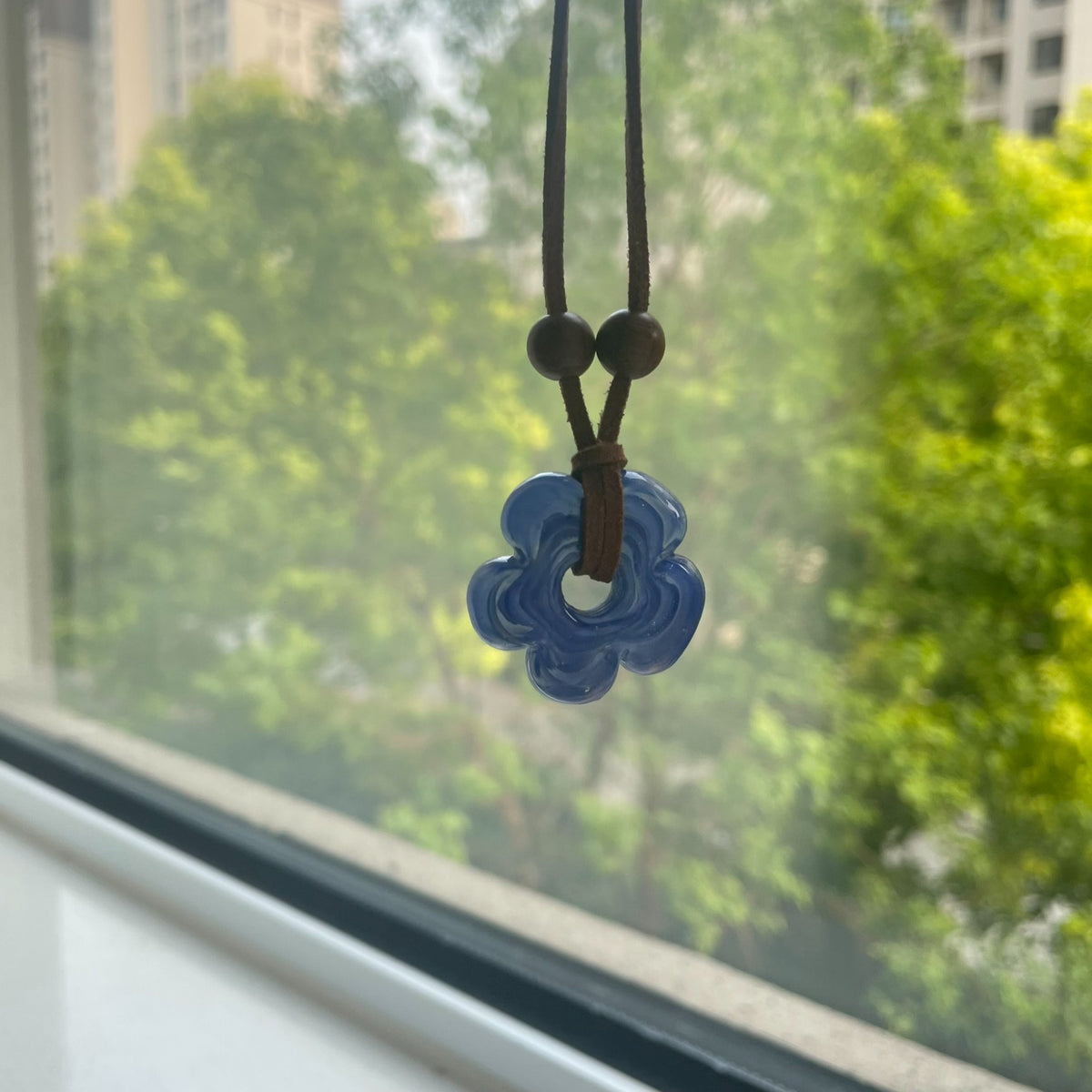 Handgefertigte blaue Glas-Blumenkette