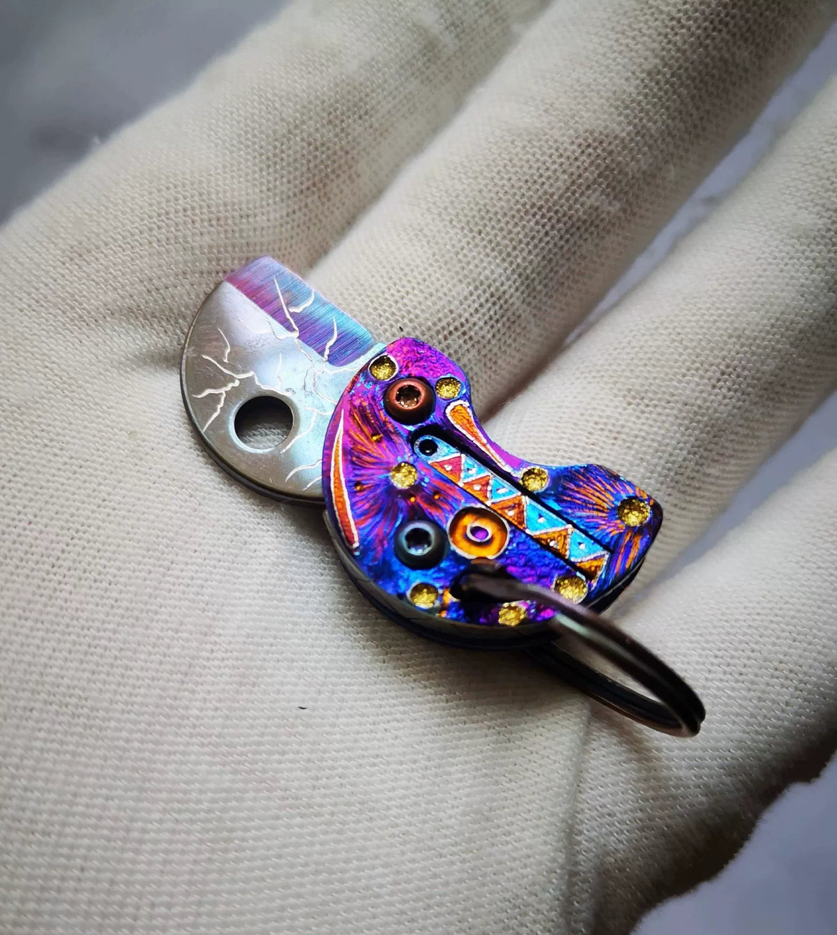 Titanium inklapbare sleutelhangertool met artistiek handvat