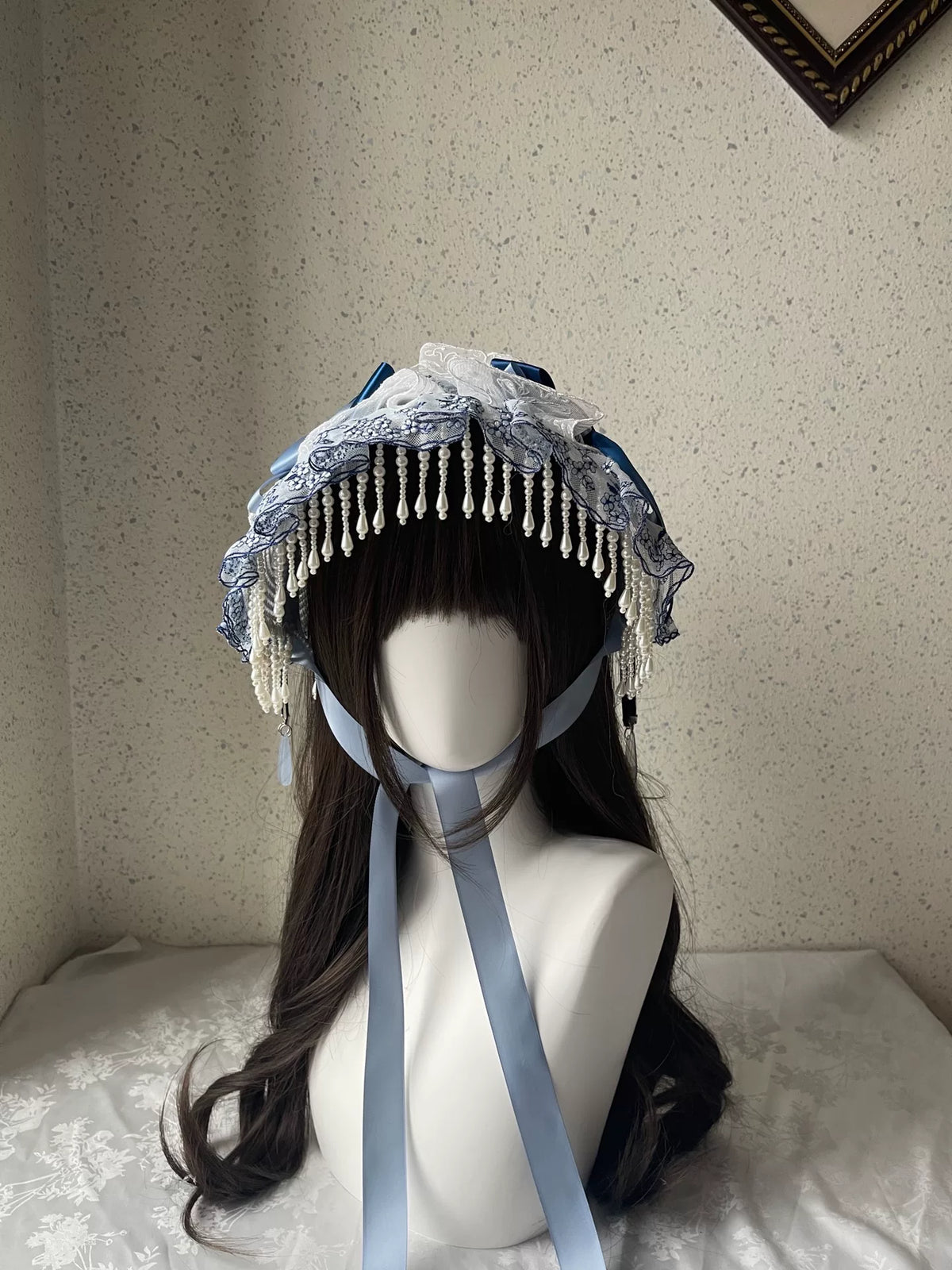 Blau-weiße Lolita-Bonne mit Spitze