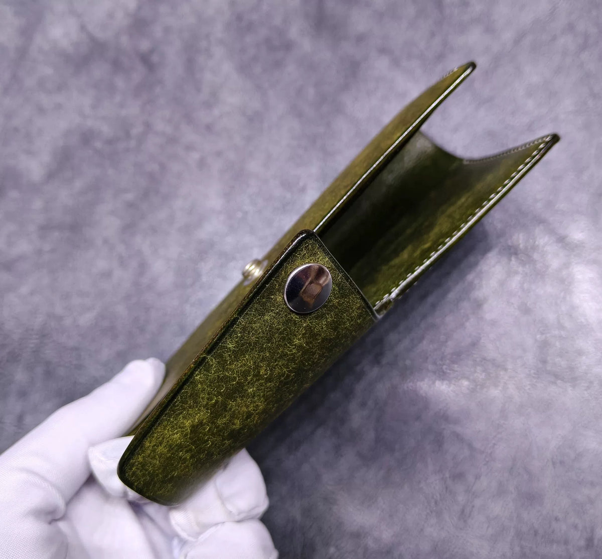 Capa de caderno em couro verde-azeiva 140x88mm