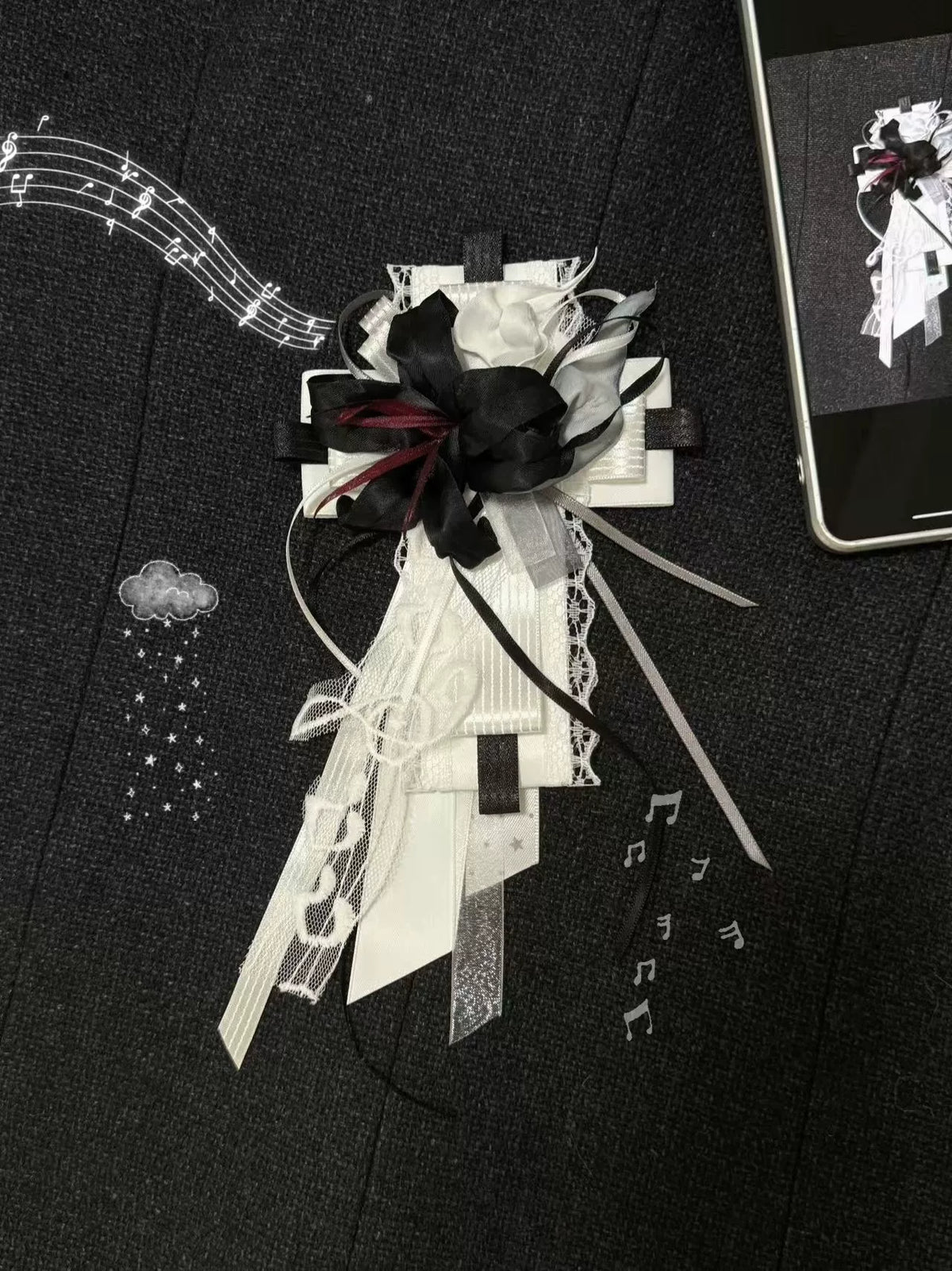 Broche fleur en ruban et breloque de sac noir bordeaux