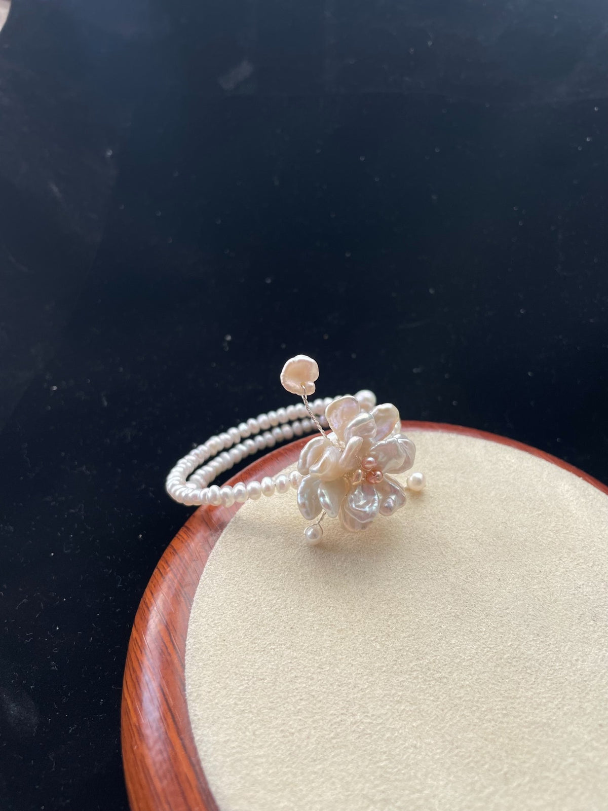 Armband mit Naturperlenblume