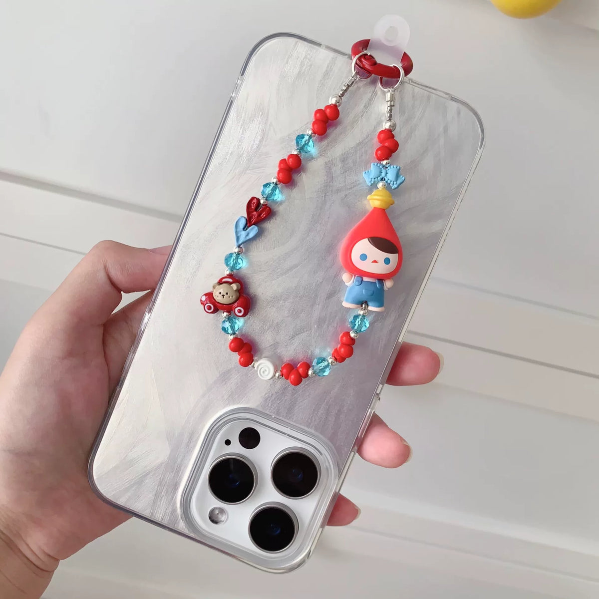 Bijou de téléphone perles avec figurine à capuche rouge