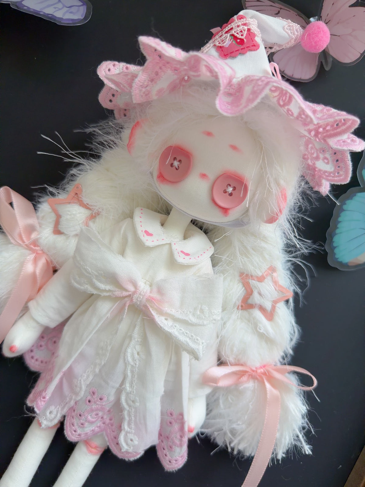 Muñeca hecha a mano con ojos de botón y piel sintética blanca