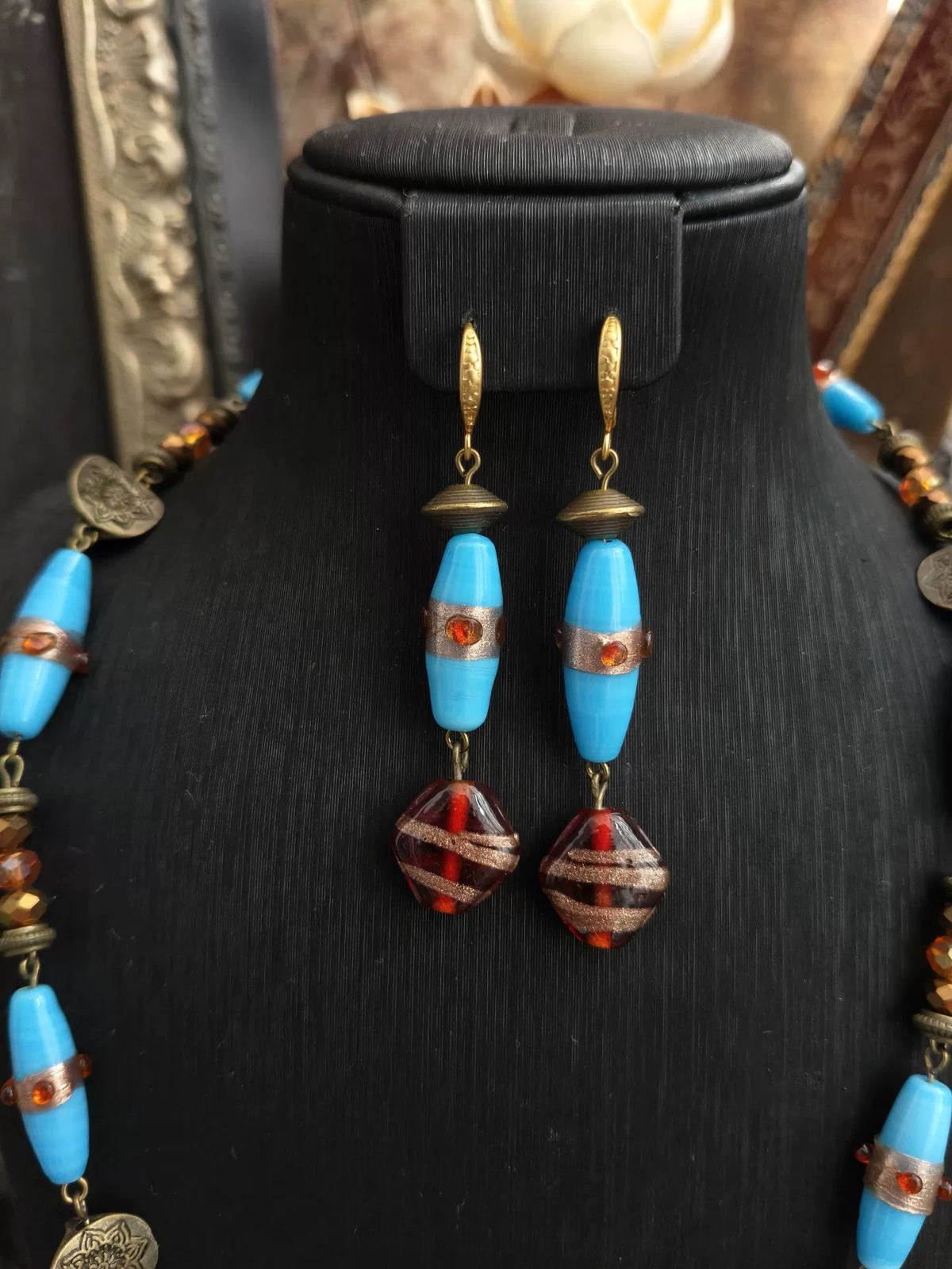 Ensemble collier et boucles d'oreilles en perles de verre bleu Klein
