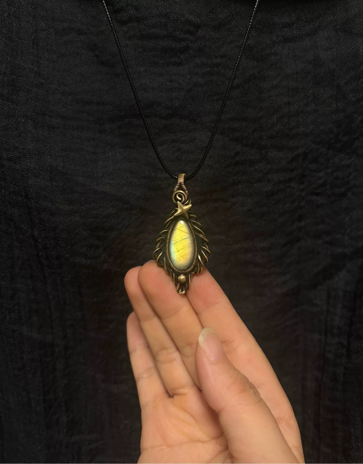 Halsband med hängsmycke i labradorit och virad mässing