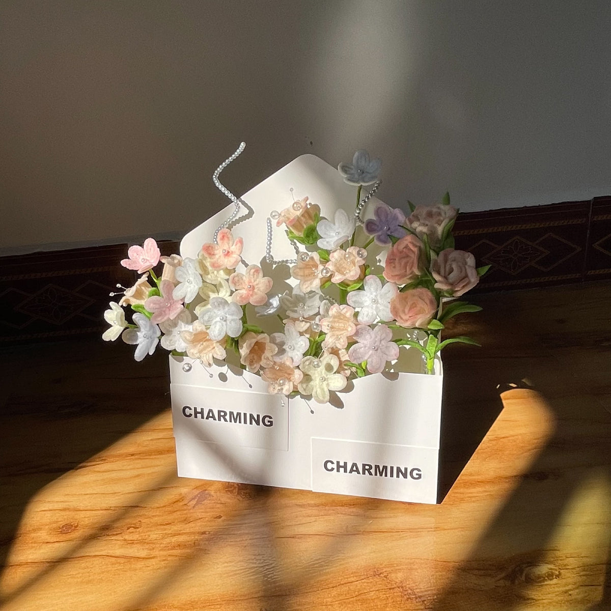 Handgefertigte Pfeifenreiniger-Blumen-Umschlag-Geschenkbox