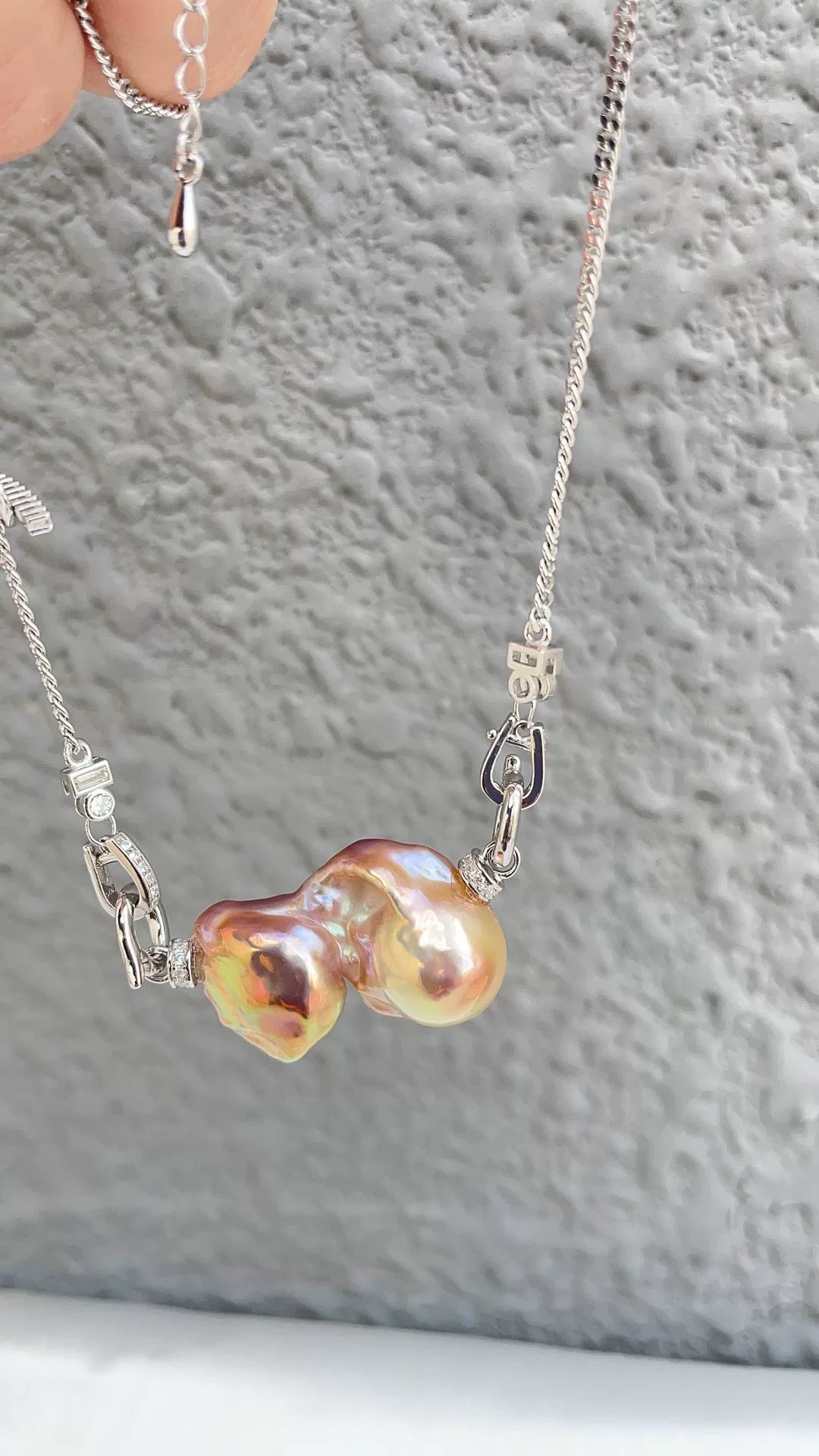 Ciondolo in argento con perla barocca verde e viola