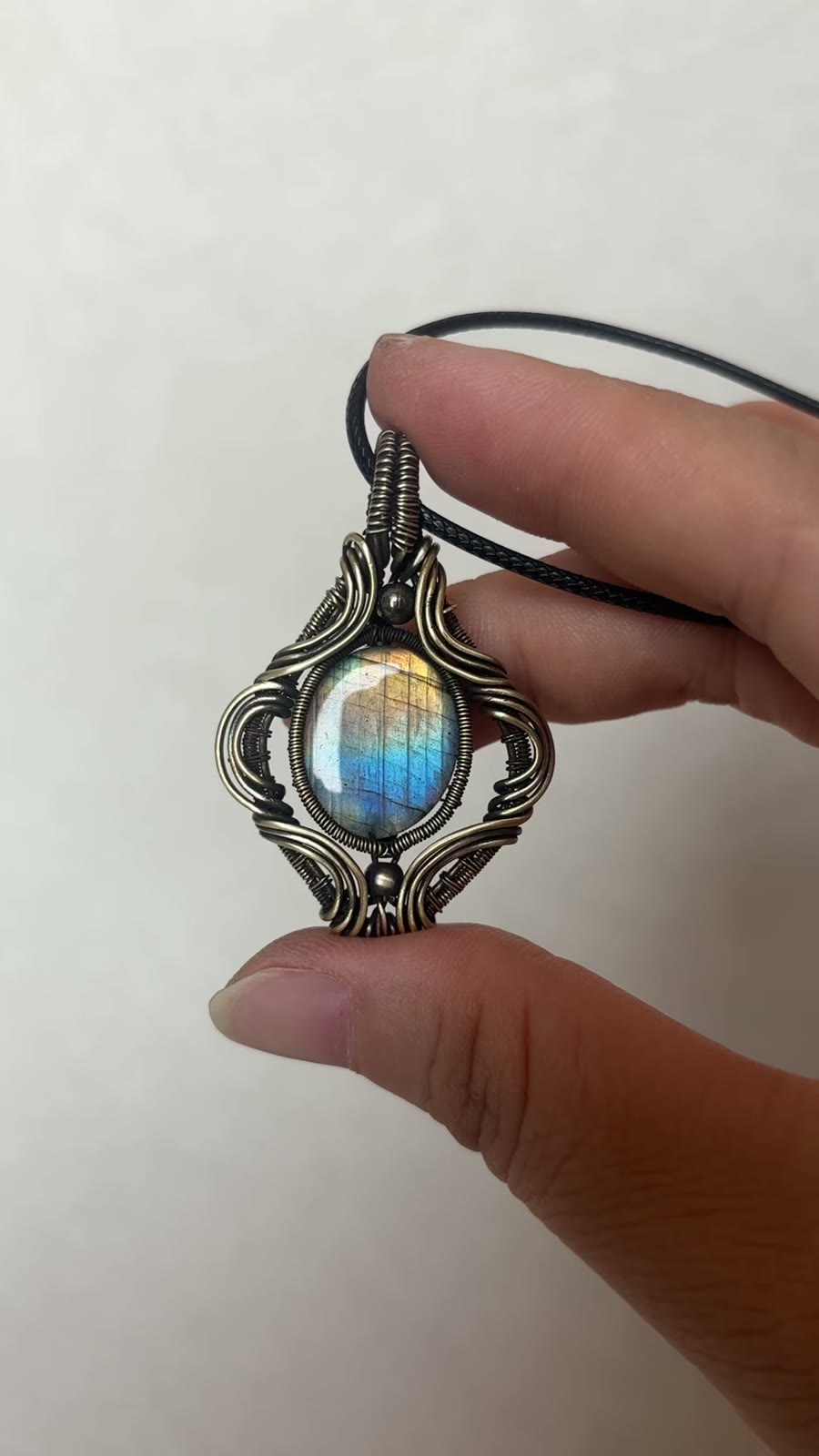 Collier Pendentif en Labradorite et Fil Torsadé