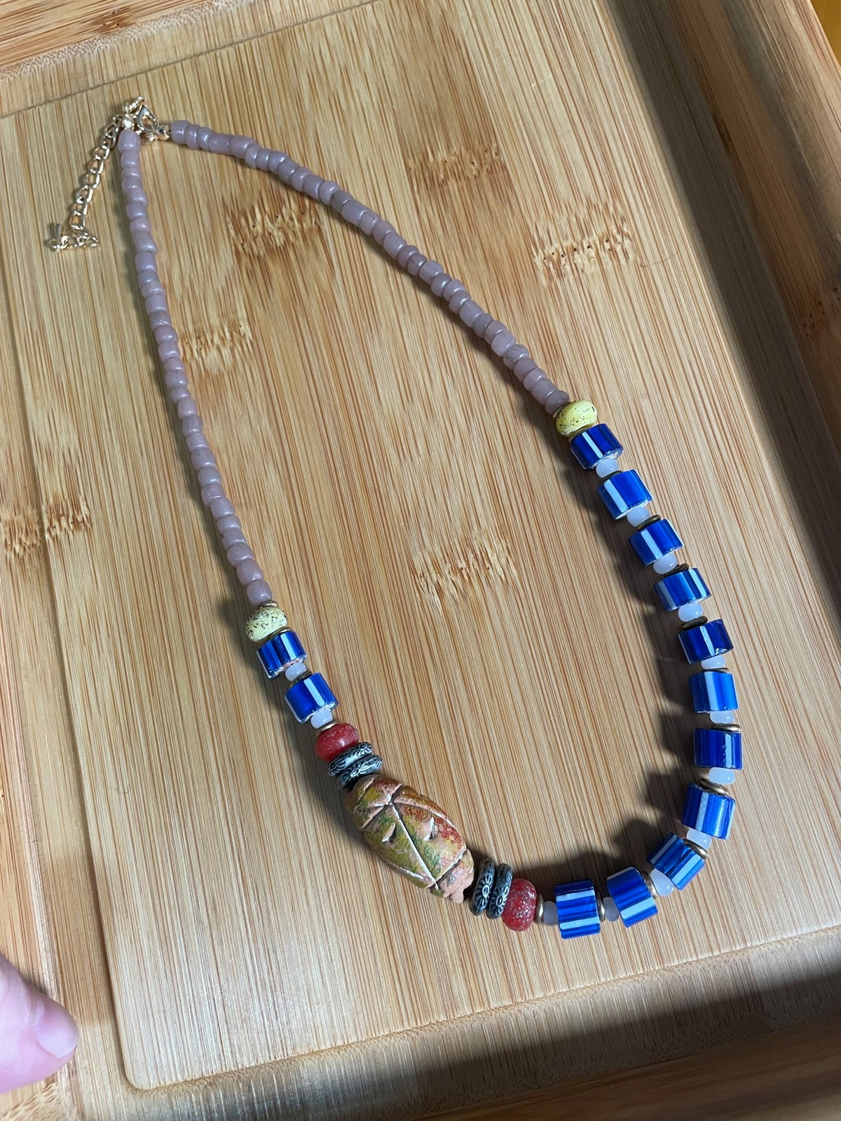 Glasperlenkette mit Ton-Mittelstück