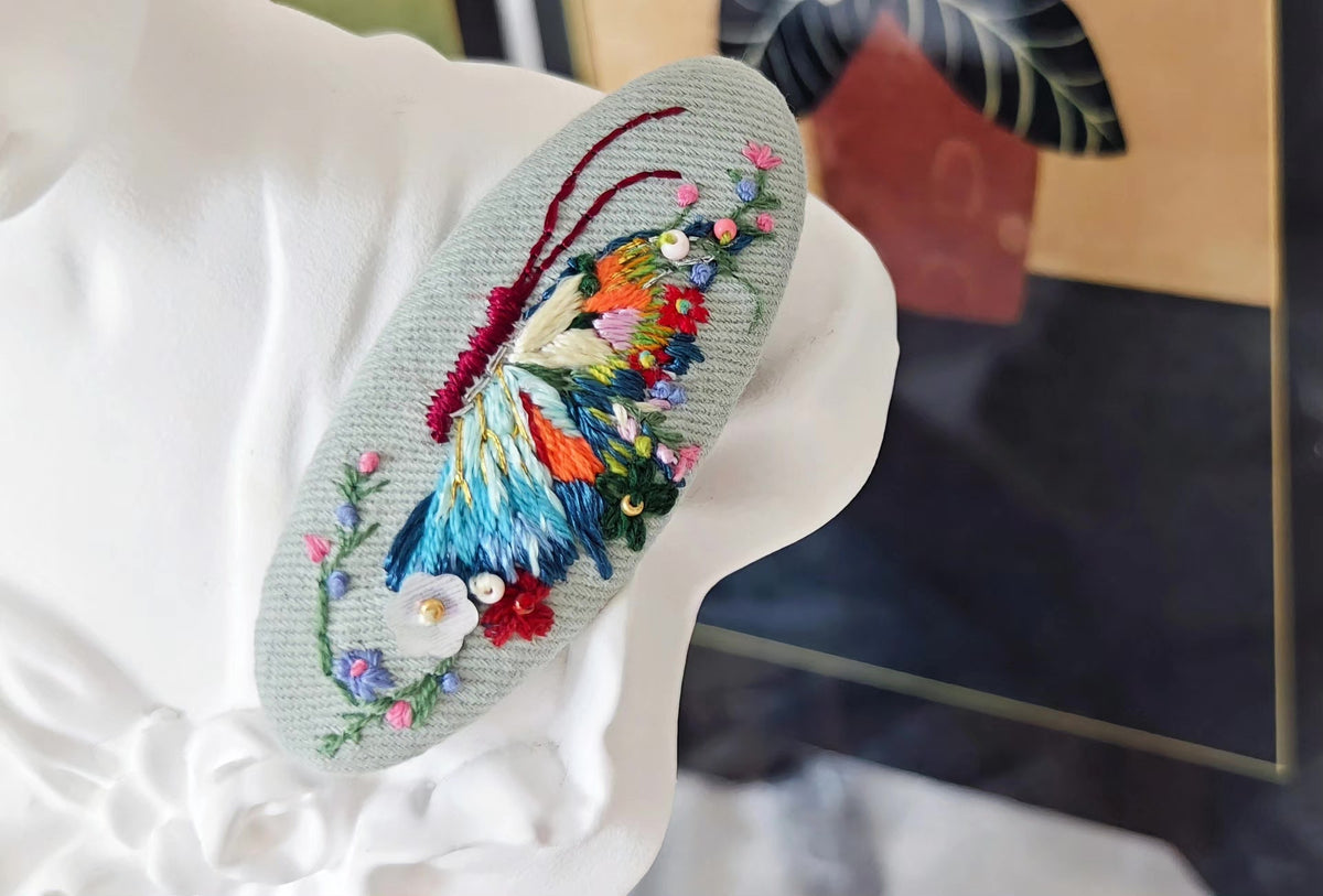 ハンドメイド 刺繍蝶 セージグリーン ヘアクリップ