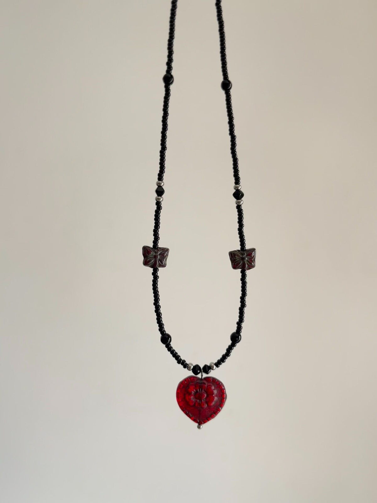 Collar de cristal checo con corazón rojo oscuro