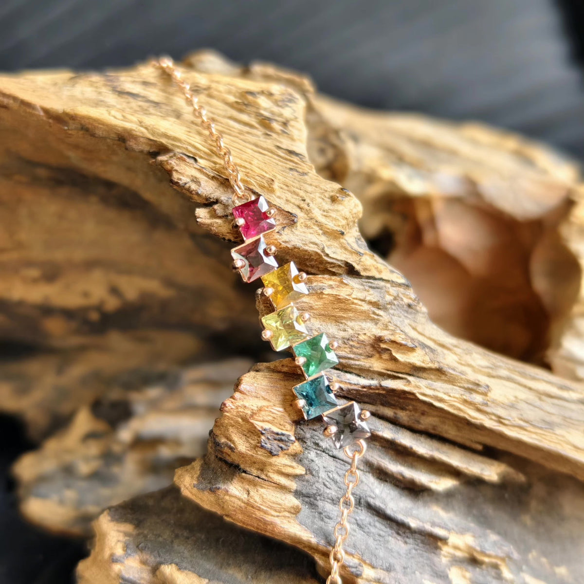 Armband med regnbågsturmalin i kvadrat, rosguld