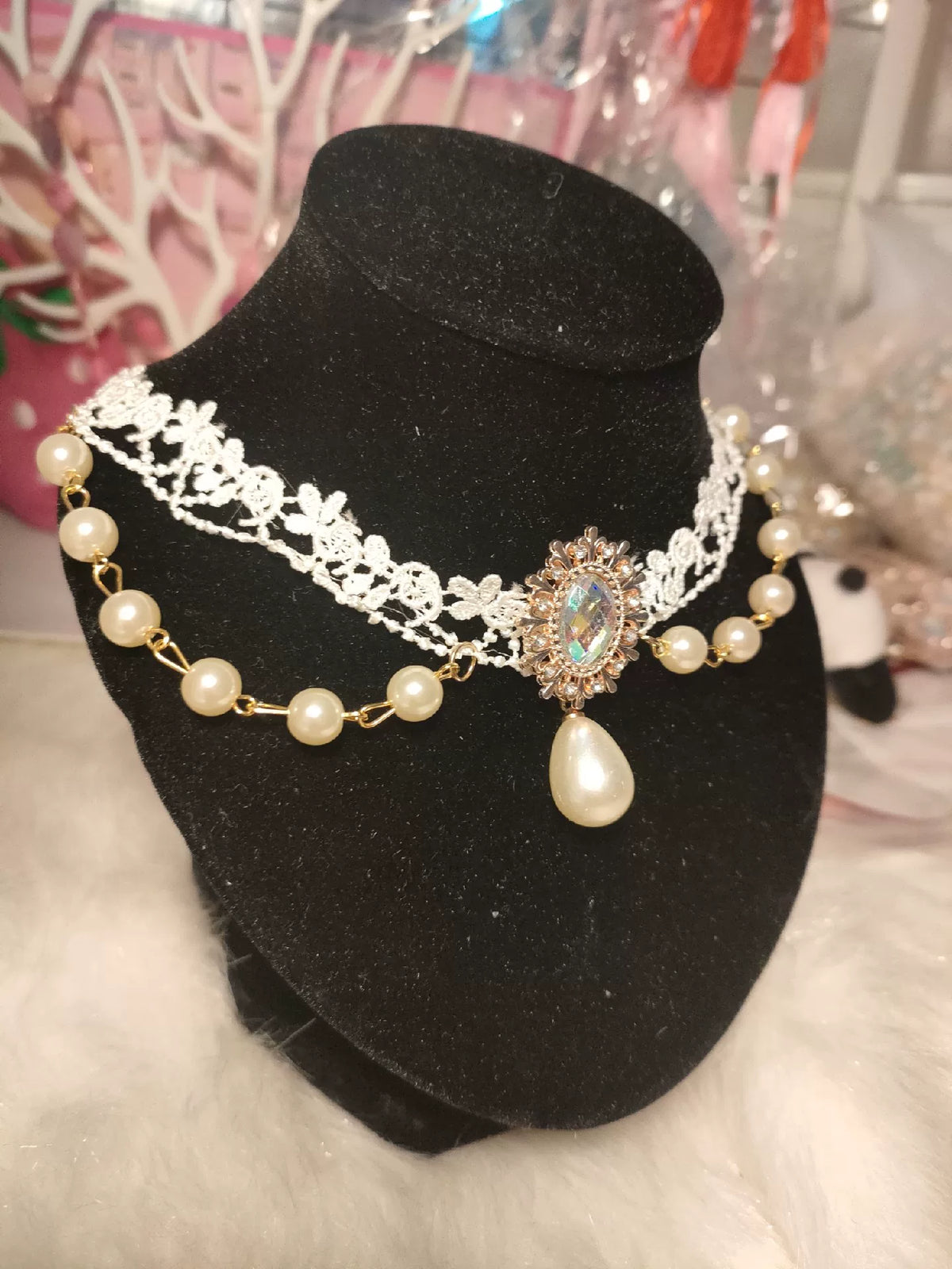 Halsband i spets och pärlor