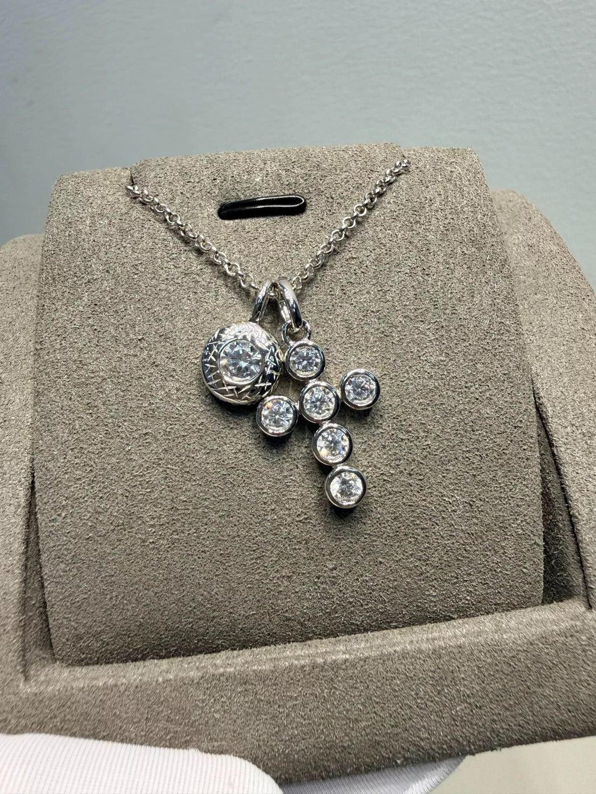 Collana con pietre d'alto carbonio e croce incastonata