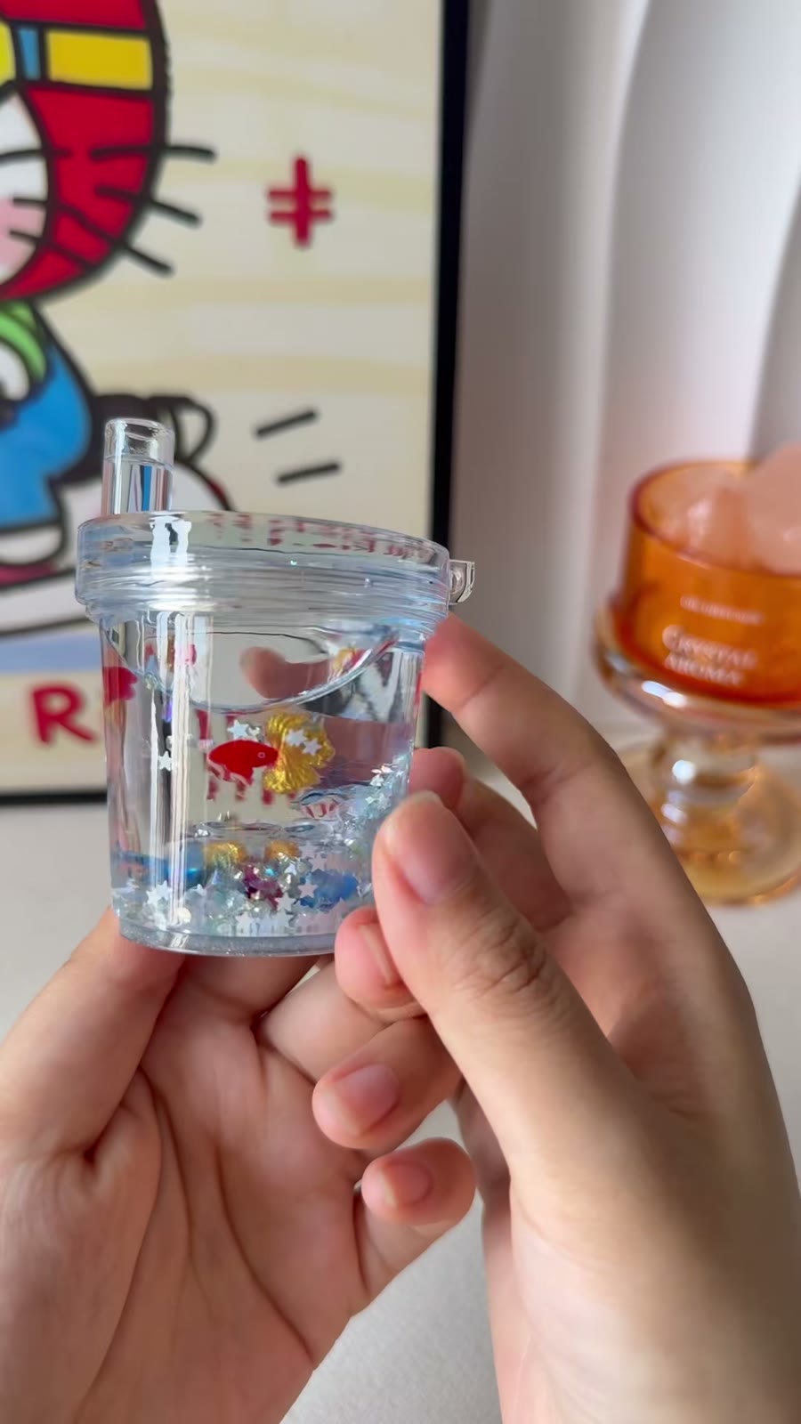 Diorama em Resina de Copo com Peixes Dourados em Miniatura