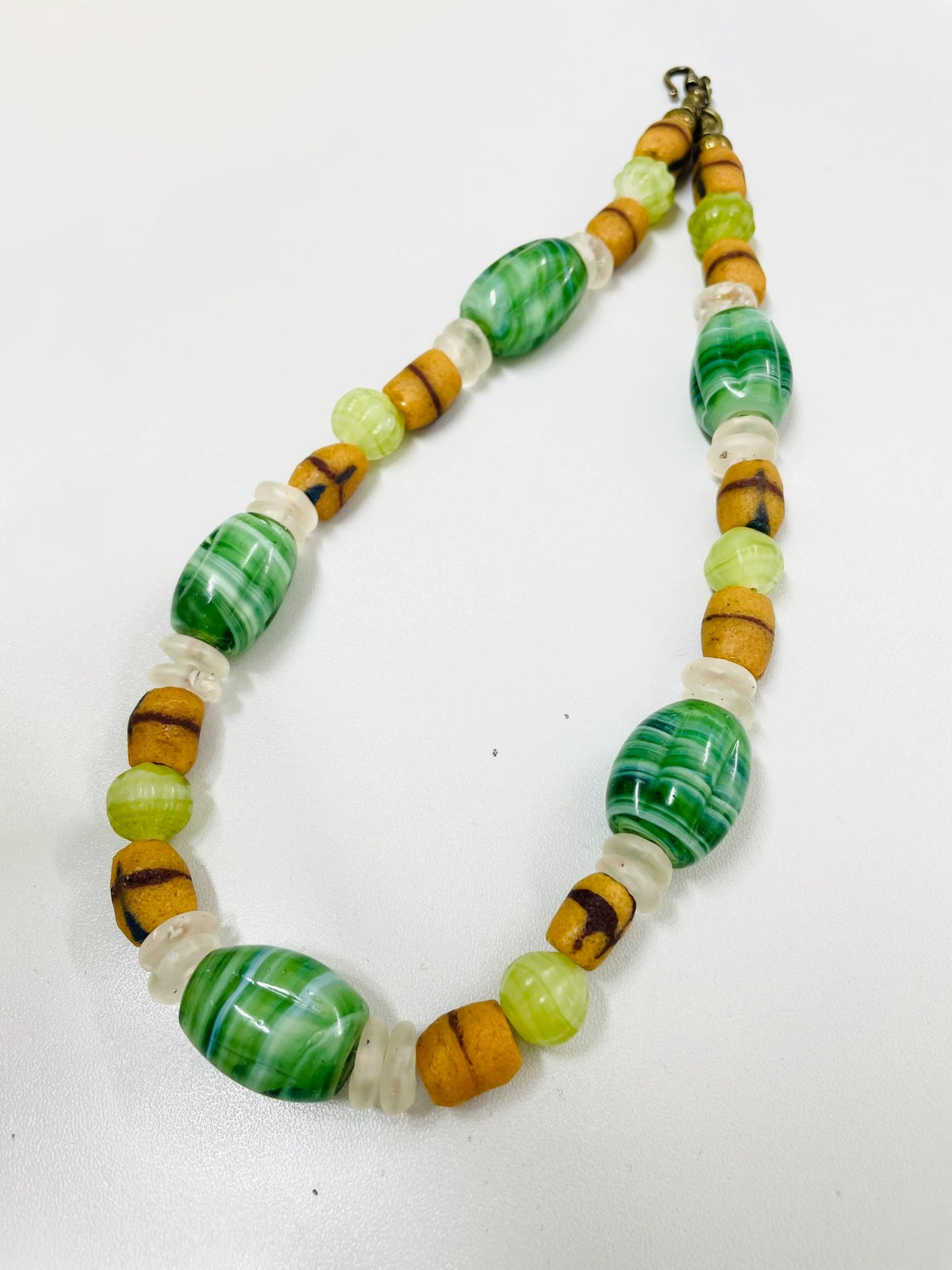 Collar de cuentas de vidrio verde esmeralda