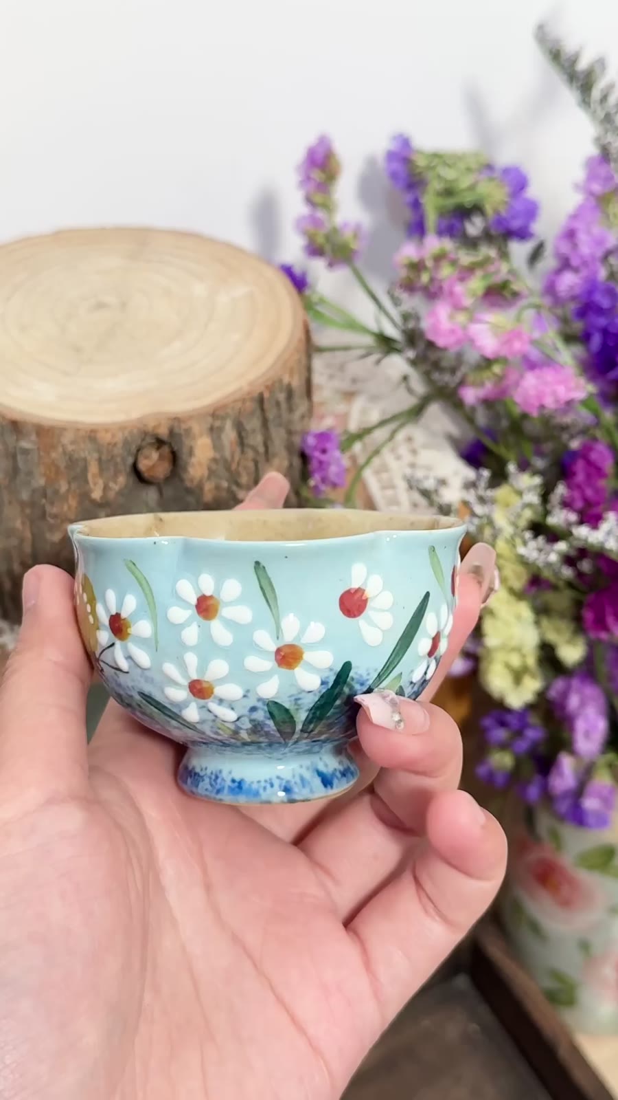 手描きのデイジーと蝶をあしらった手作り陶器のティーカップ