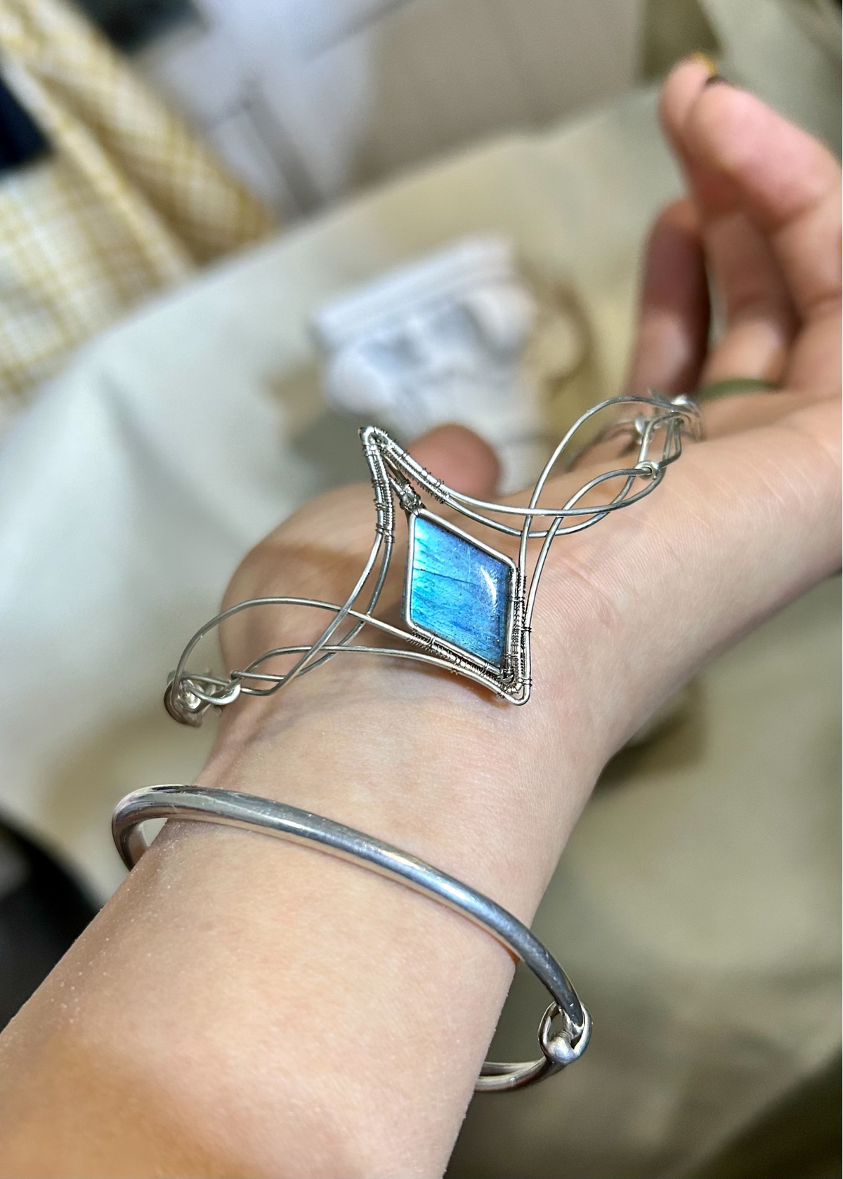 Blauwe Labradoriet armband met witkoper draad