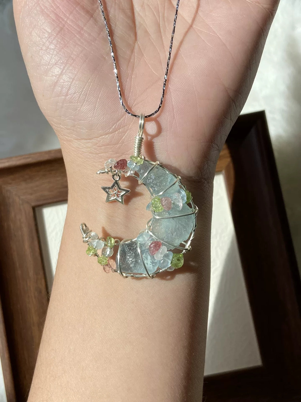 Colar de Lua Crescente em Cristal de Aquamarina Feito à Mão