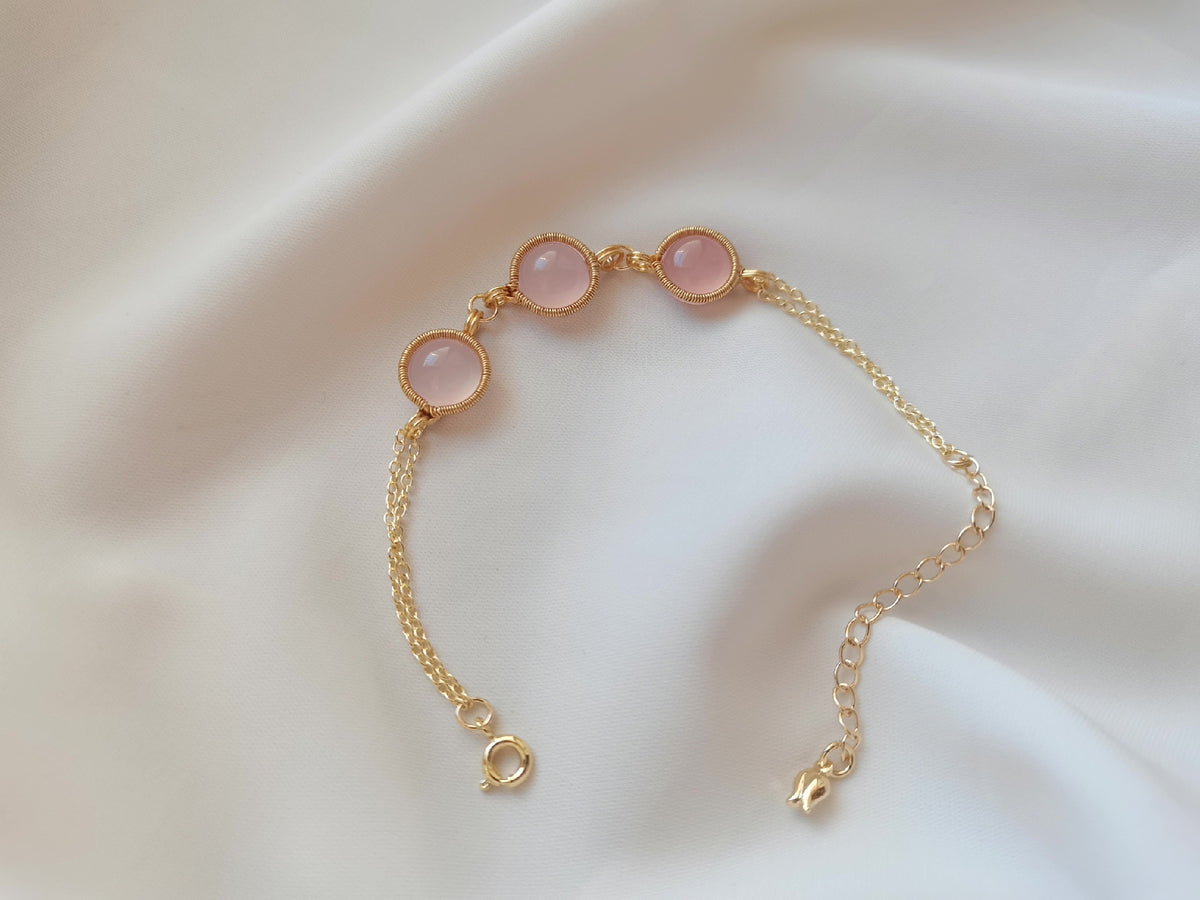 Braccialiale in quarzo rosa con filo dorato