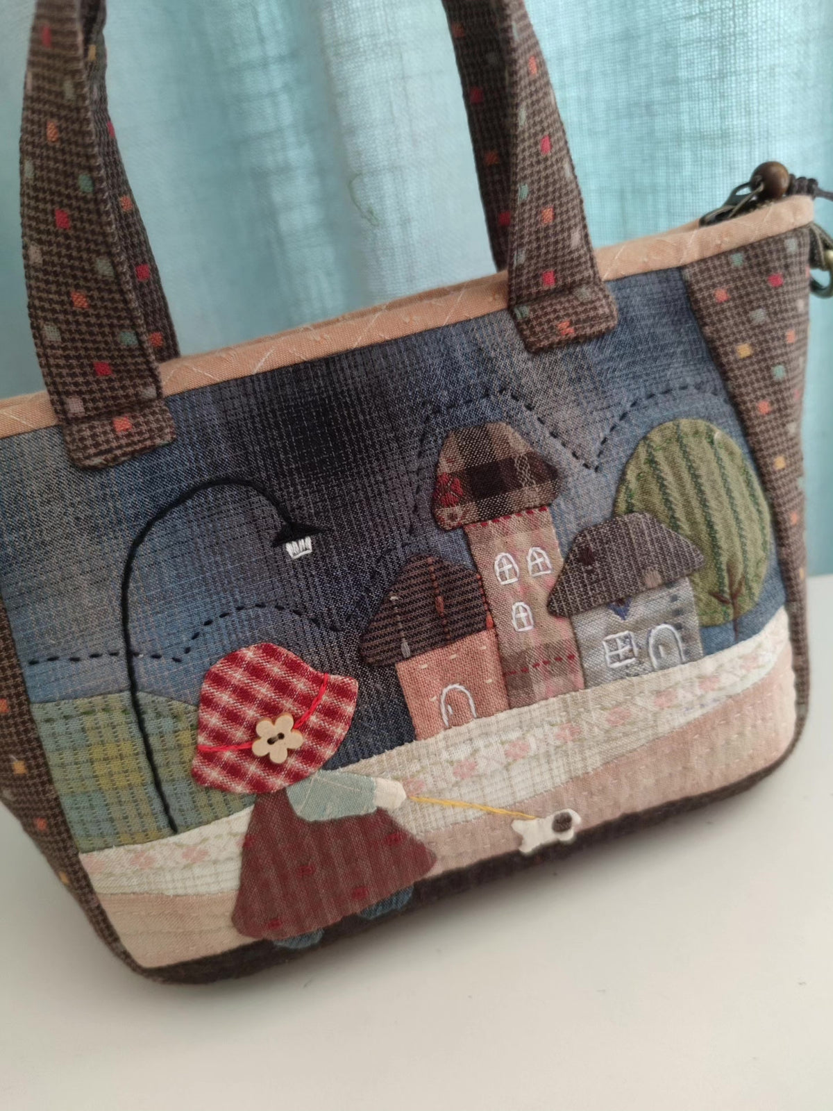 Bolso de patchwork de tejido teñido hecho a mano