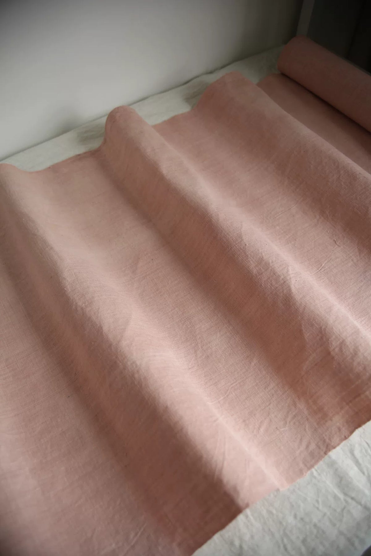Tecido Rosa Tingido com Plantas de Raiz de Rubia