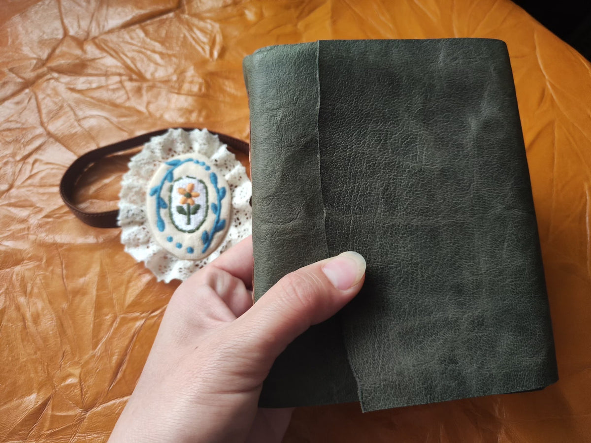 Carnet en Cuir Fait Main avec Broderie