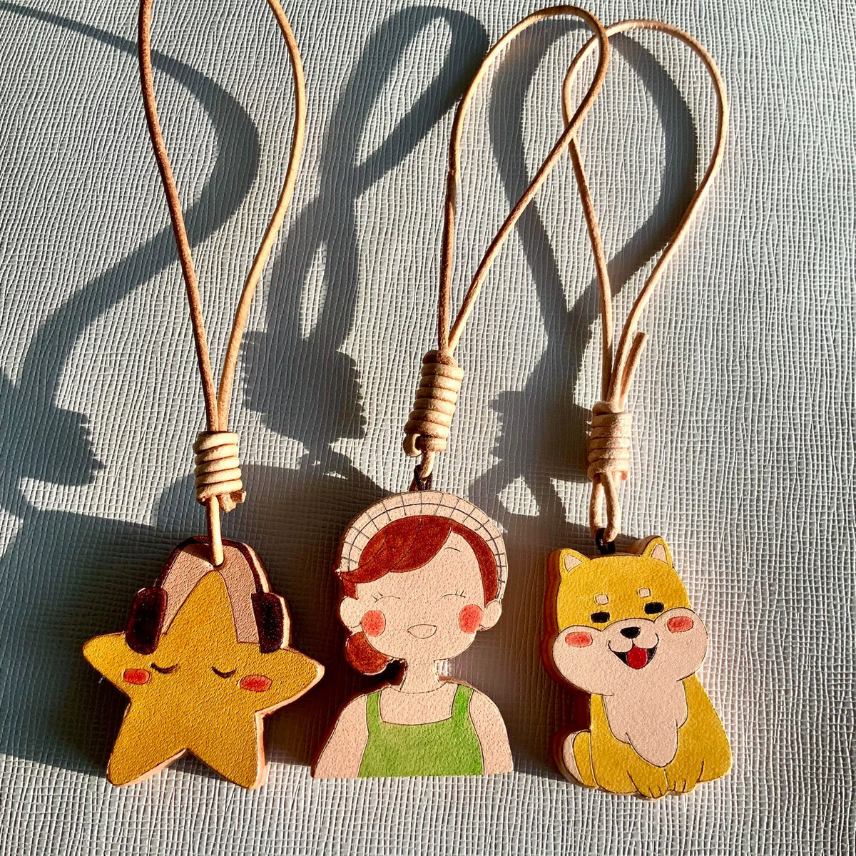 Pendentifs en cuir sculptés : Fille, Étoile et Chien