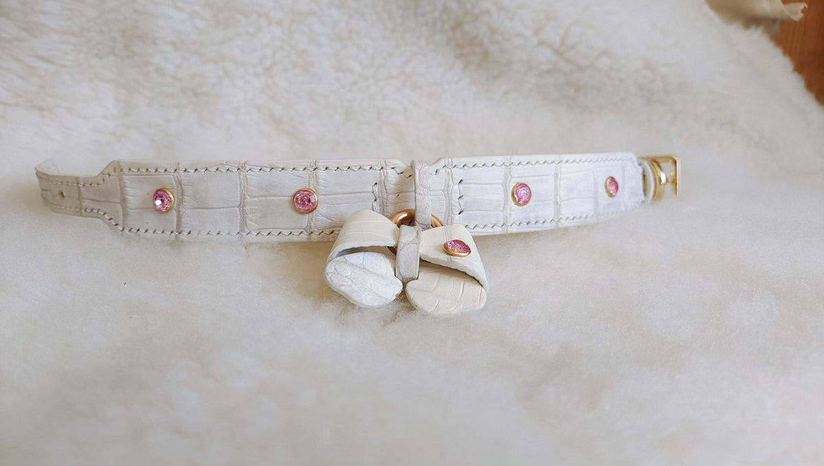 Handgjord hundhalsband i krokodilläder med rosa kristaller