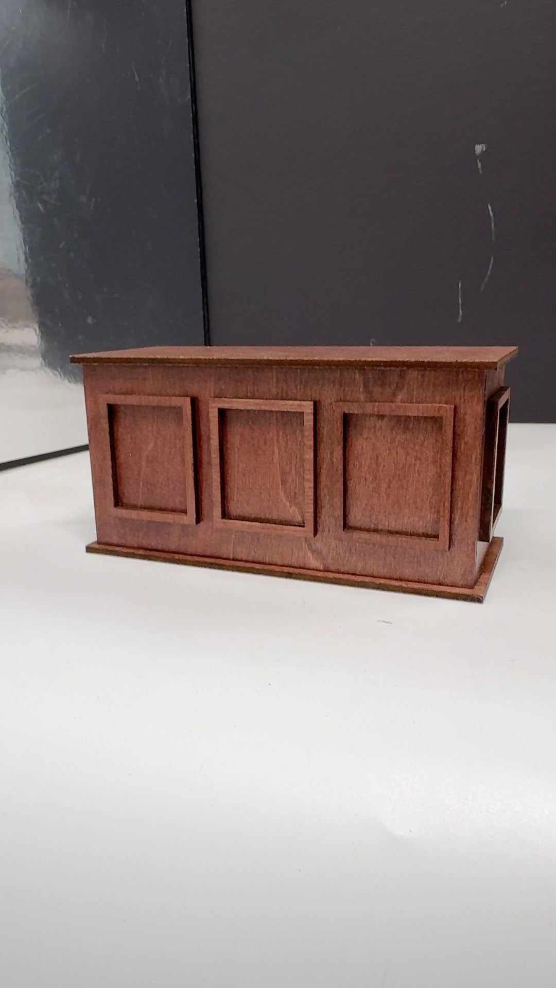 Miniatuur houten brood- en fruit-vitrinekast
