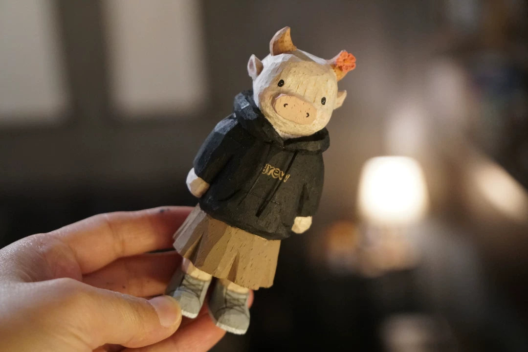 Figurine de vache en bois sculptée à la main avec fleur
