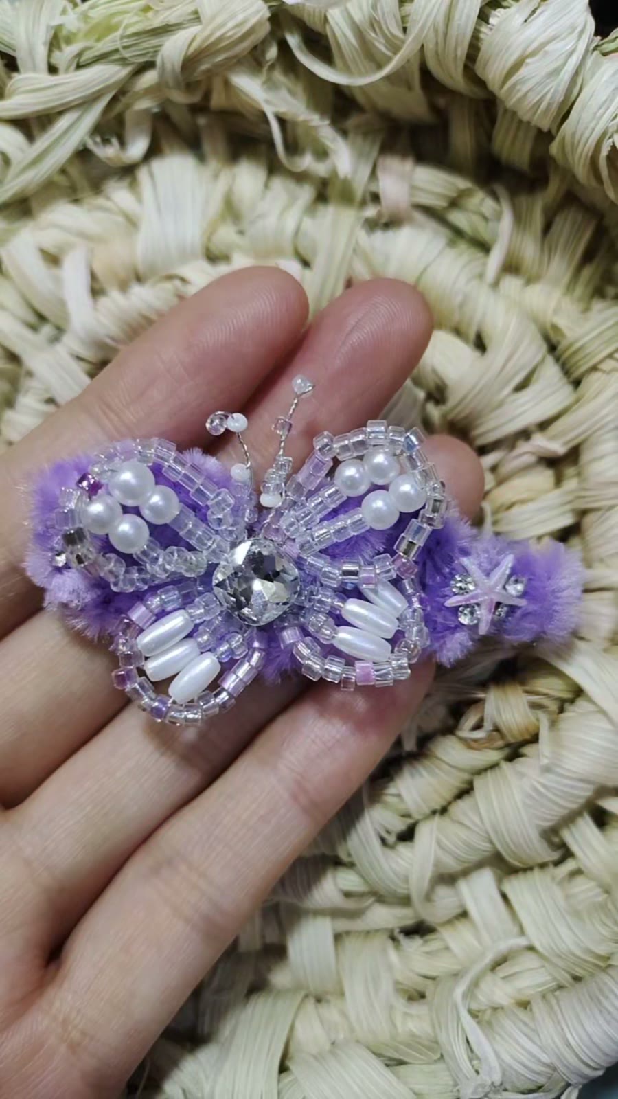 Barrette papillon en peluche violette et perles