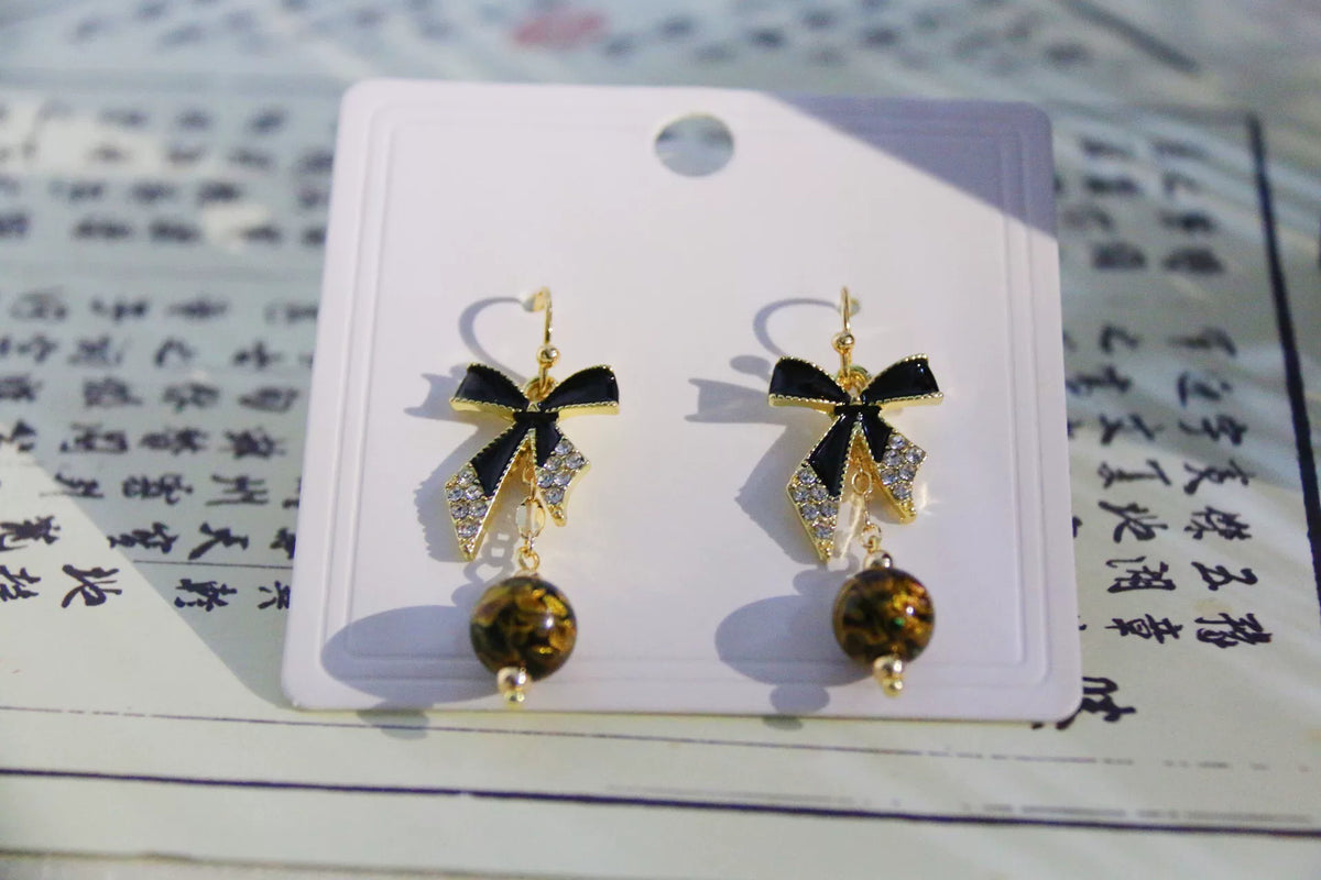 Boucles d'oreilles pendantes nacre laque noir et or