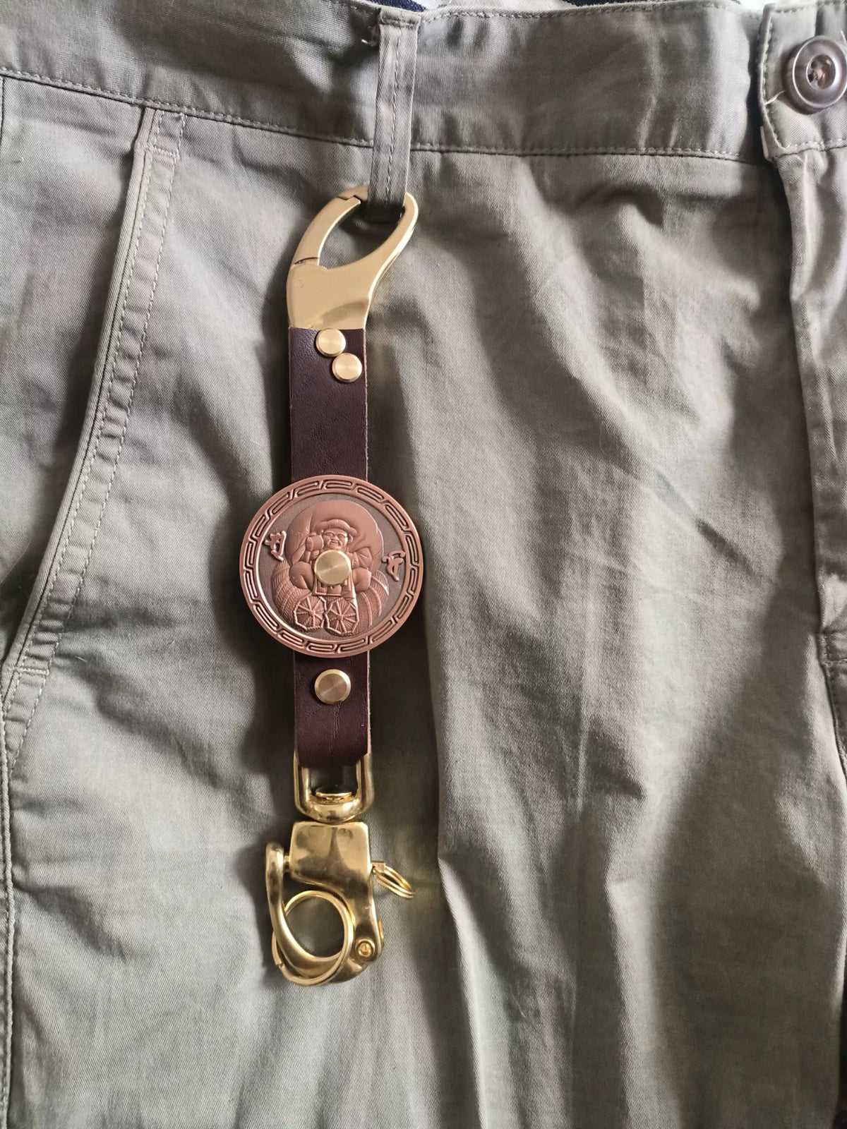 Porte-clés artisanal en cuir tanné au végétal et médaillon de cuivre