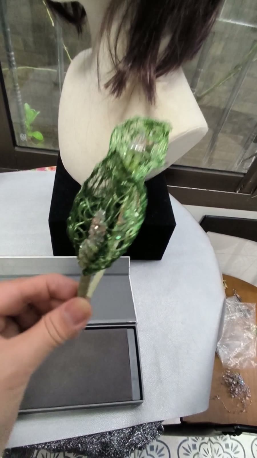Handgewebtes Calla-Lilie Kristall-Headband mit grünen Blättern