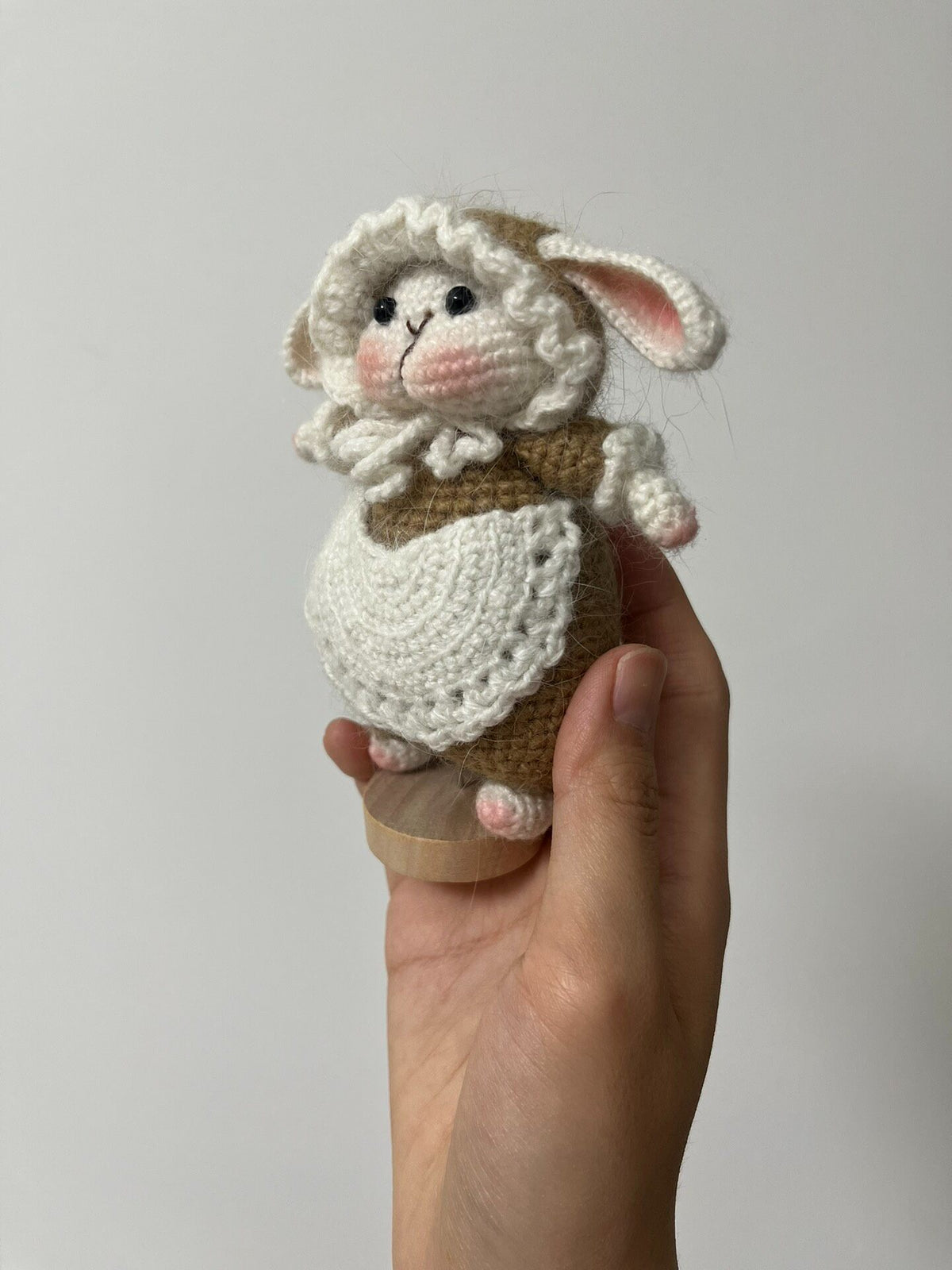 Boneco de Coelho em Croché Feito à Mão sobre Base de Madeira