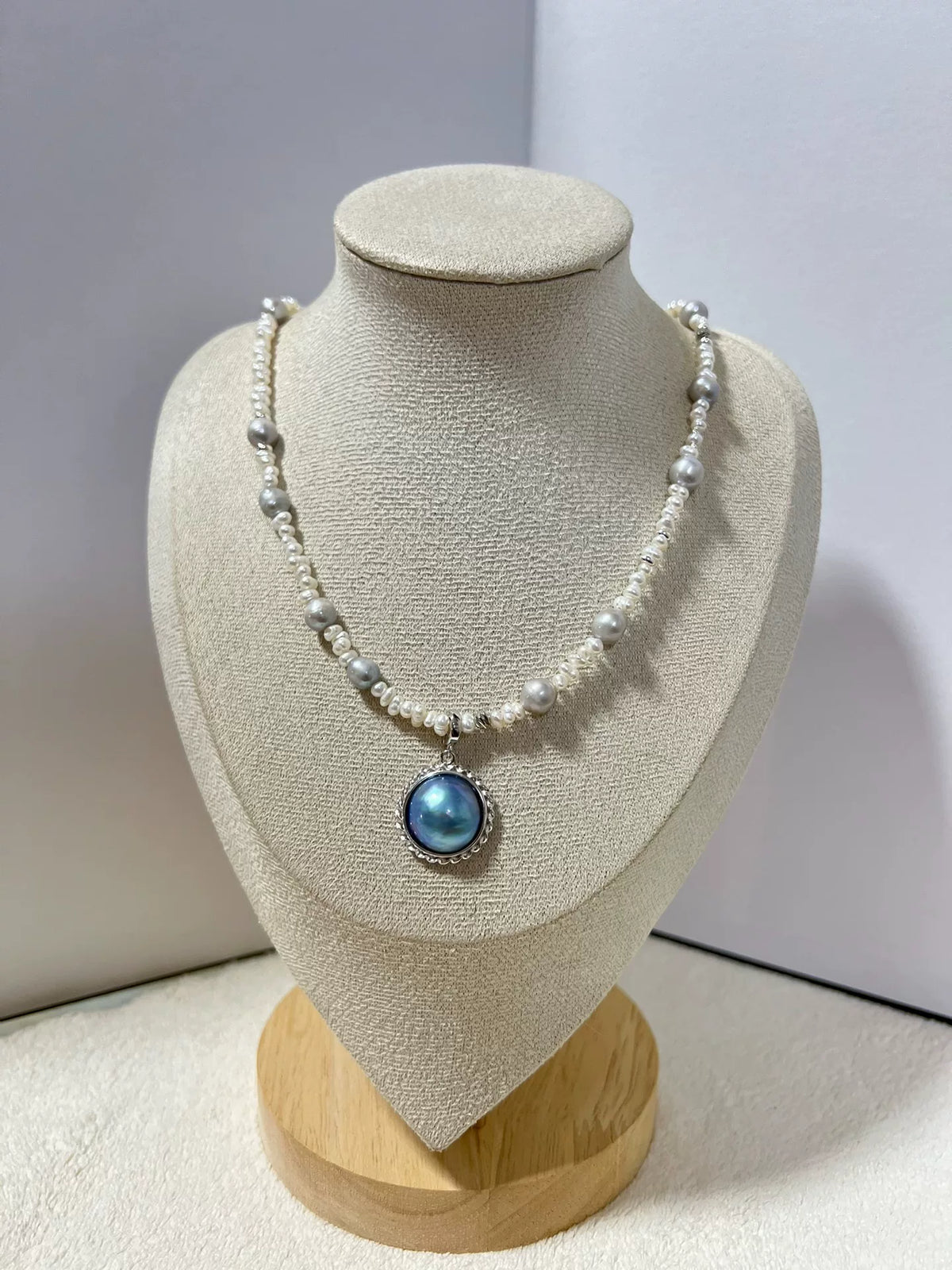 Collier de perles d'eau douce avec pendentif bleu