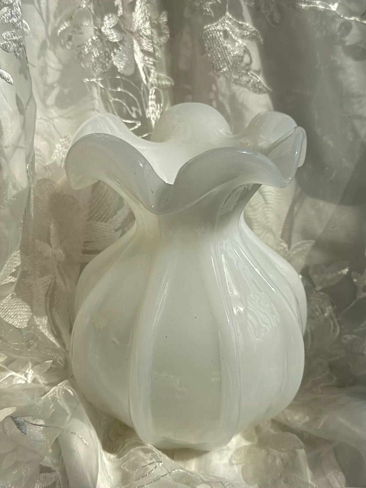Vintage-Glasvase in weißer Jade mit Blütenrand
