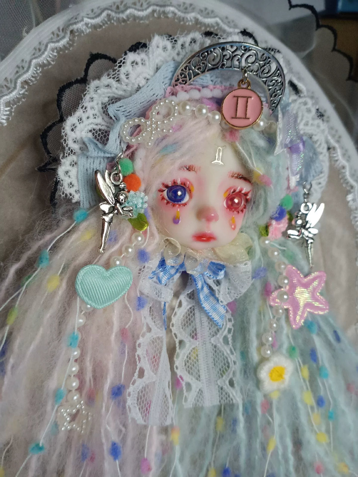 Broche Tête de Poupée en Argile Polymère Artisanale