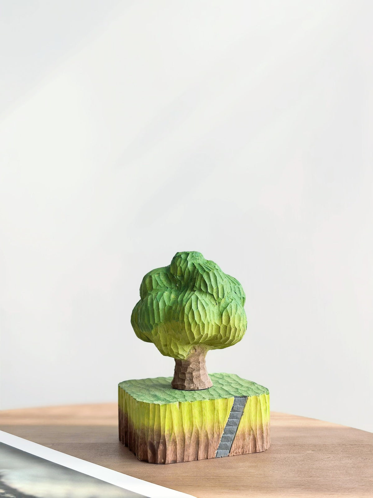 Handgemaakte houten boomfiguur met magnetische basis