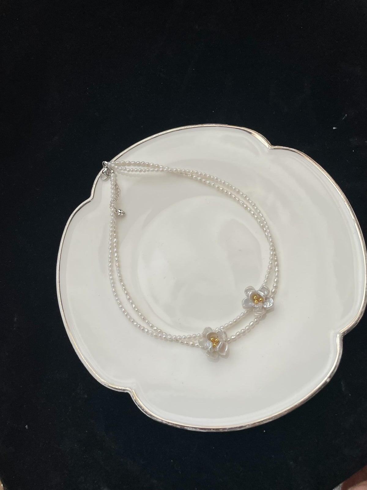 Collier de perles à double rang avec pendentifs floraux