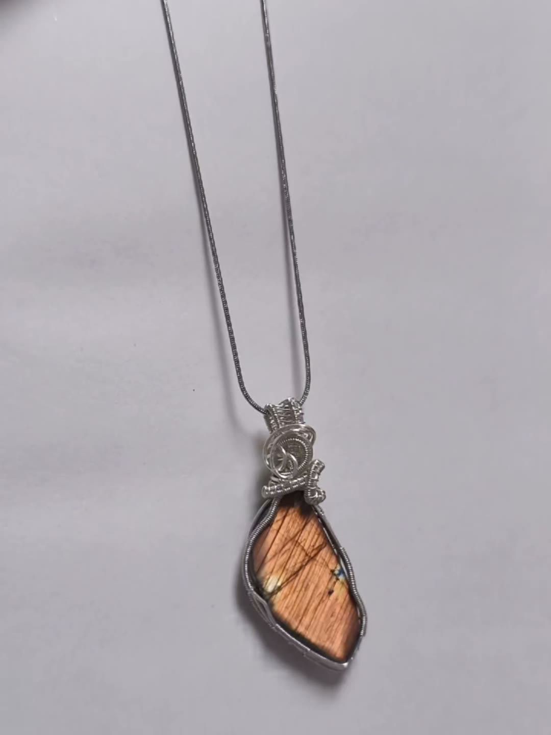 Collana artigianale in labradorite arancione avvolta nel filo