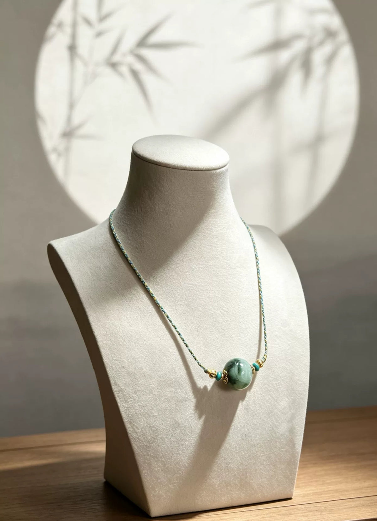 Halsband med handskuren jadeitpärla