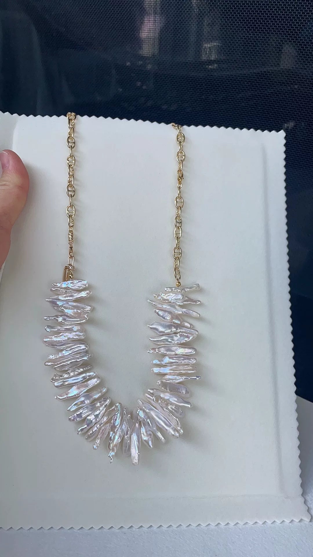 Collana statement con perle barocco d'acqua dolce a forma di V